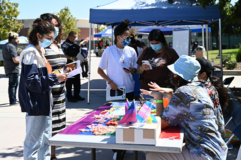 Students talking to clubs at Club Rush